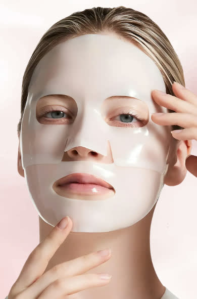 Frau mit der Quasi Kollagen-Maske